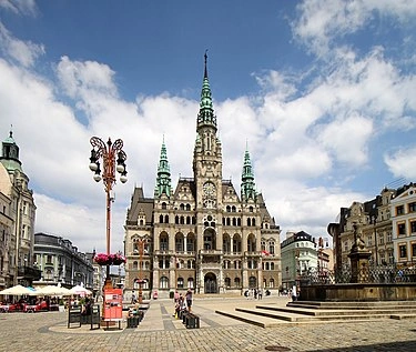 375px-Liberec_náměstí_a_radnice_3